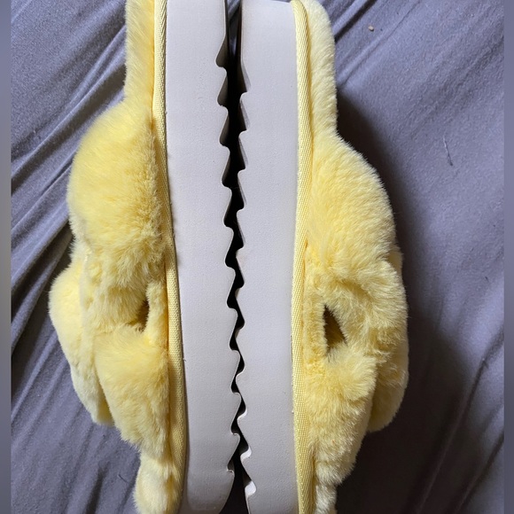 Koolaburra by UGG Women's Fuzz-it Sandal - Pale Banana - Size 9 - Picture 5 of 5